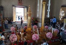 At a Popular Shrine, New Year Prayers Echo Politics, Money Anxieties