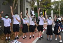 Triamudom Rallies for Democracy as 2 Other Schools Ban Protests (Photos)