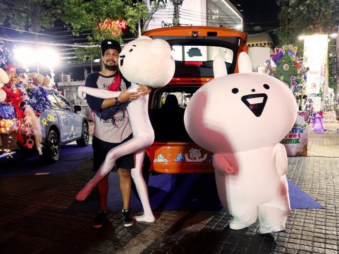 A fan takes a photo with Betakkuma and Usagyuuun at Siam downtown area in December 2019. Photo: Quan Thailand / Facebook