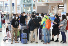 Anutin’s Pledge to Evac Thais Tomorrow is Still Unconfirmed A file photo of tourists wearing face masks at Suvarnabhumi Airport.