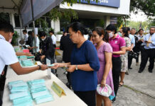 Gov’t Defends Selling Face Masks to Public Citizens queue up to purchase face masks at a stall inside the Government House on Feb. 7, 2020.