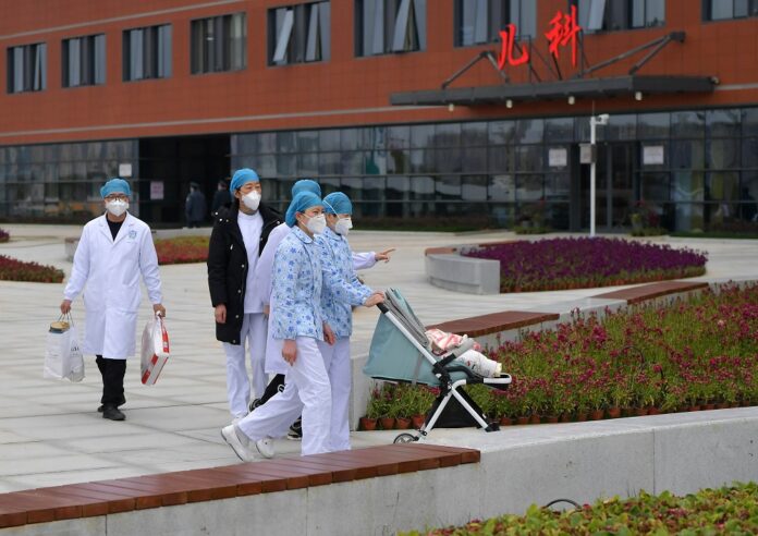 Medical workers discharge a recovered COVID-19 patient, who is a 7-month-old baby, from the Xianghu area of the First Affiliated Hospital of Nanchang University in Nanchang, east China's Jiangxi Province, Feb. 19, 2020. (Xinhua/Peng Zhaozhi)