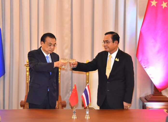 PM Prayut Chan-o-cha raises a toast to Chinese premier Li Keqiang on Nov. 5, 2020, at Government House in Bangkok.