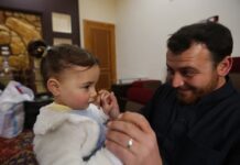 Syrian Father Teaches Daughter to Laugh When the Bombs Fall