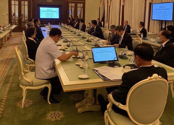 PM Prayut Chan-o-cha, right, chairs a meeting with physicians on Covid-19 situations at Government House on March 20, 2020.