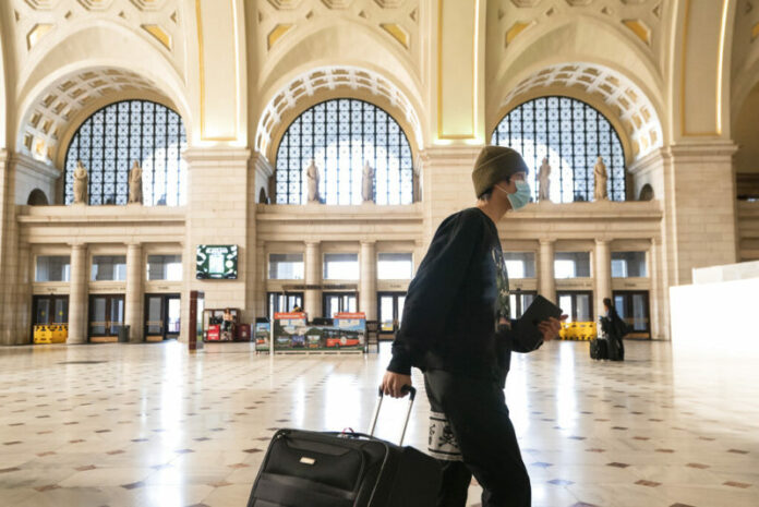Washington Union Station, a major transportation hub in the nation's capital, is nearly empty during morning rush hour as many government and private sector workers stay home during the coronavirus outbreak, in Washington, Monday, March 16, 2020. Photo: J. Scott Applewhite / AP