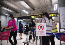 Gov’t Refutes Gov’t’s Order Requiring Travelers to Present Virus Certificate Travelers go through a health quarantine checkpoint at Suvarnabhumi Airport on March 4, 2020.