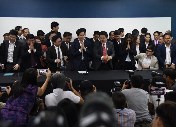 Pita Limcharoenrut, performing a wai in the middle, unveils Move Forward Party on March 8, 2020.