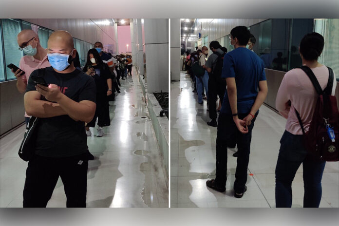 People queue up at the Immigration Bureau's new office in Muang Thong Thani on March 31, 2020. Photo: Richard Barrow / Twitter People queue up at the Immigration Bureau's new office in Muang Thong Thani on March 31, 2020. Photo: Richard Barrow / Twitter