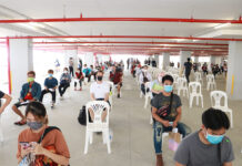 Grace Period for Stranded Foreigners Extended Until Oct. 31 People queue up at the Immigration Bureau's new office in Muang Thong Thani on March 27, 2020. Photo: Immigration Bureau