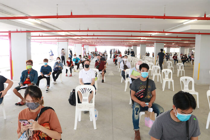 People queue up at the Immigration Bureau's new office in Muang Thong Thani on March 27, 2020. Photo: Immigration Bureau