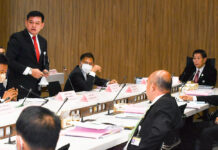 Gov’t MP Accused of Intentionally Spreading Coronavirus Sira Jenjaka, left, and Sereepisut Temiyaves, right, during a House Committee meeting at the Parliament on March 18, 2020.