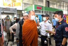 1 Thai Dies in US from Coronavirus, Domestic Infections at 721 A monk gets his temperature check before entering into Mo Chit Bus Terminal on March 22, 2020.