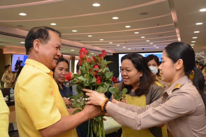 Whichai Phochanakij, left, receives roses from his staffers at the Department of Internal Trade on March 16, 2020. Whichai Phochanakij, left, receives roses from his staffers at the Department of Internal Trade on March 16, 2020.