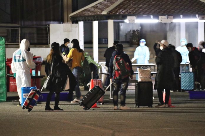 Undocumented Thai workers returning from South Korea, aka