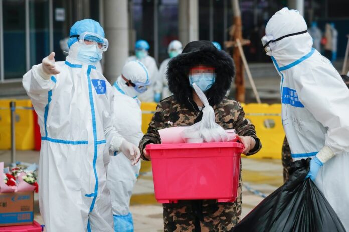 A recovered patient is discharged from the temporary hospital, which applies traditional Chinese medicine (TCM) treatment to patients, in Wuhan, central China's Hubei Province, Feb. 26, 2020. (Xinhua/Shen Bohan)
