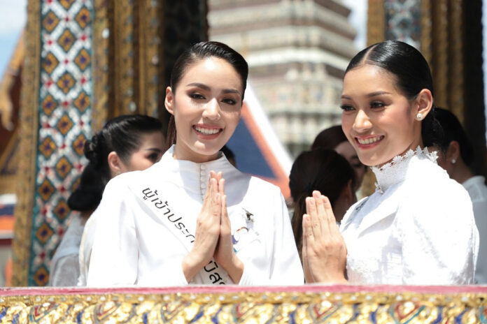 File photo of beauty pageant contestants greeting reporters.