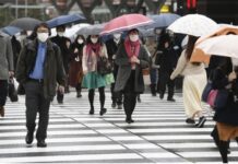 Japanese Head to Work Despite Abe’s Call for Telework