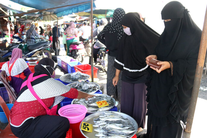 Women at a market on April 24, 2020 in Yala city.
