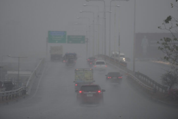 Rain on April 13, 2020 in the Lat Phrao area.