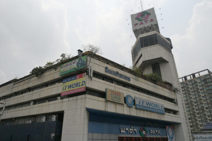 Pata Pinklao Department store on Wednesday morning after the fire.
