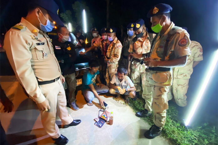 Security officials in Trang province arrest two men for possession of amphetamine and a bottle of kratom cocktail at a COVID-19 checkpoint on April 16, 2020. Security officials in Trang province arrest two men for possession of amphetamine and a bottle of kratom cocktail at a COVID-19 checkpoint on April 16, 2020.
