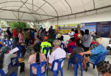 Prayut Extends Foreigners Stay to April 30 Due to Coronavirus People queue up at a immigration office in Udon Thani province on April 7, 2020.