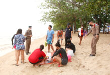 Security Officers Sweep Visitors Off Pattaya Beach Police officers ask beachgoers to leave Pattaya Beach on April 27, 2020.