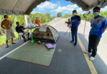 Thai Workers are Forced to Quarantine in Roadside Tents Thai workers returning from Malaysia stand by a tent at a quarantine facility in Trang’s Kantang district on April 2, 2020.