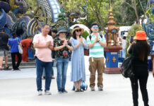 Gov’t Shoots Down Rumors of Chinese Tourists’ Return Chinese tourists pose for photos in Chiang Rai province on Oct. 3, 2019.
