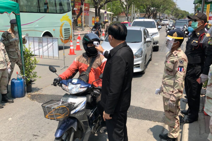 Prime Minister Prayut Chan-o-cha checks the temperature of a motorcyclist during his visit to a checkpoint on April 12, 2020. Prime Minister Prayut Chan-o-cha checks the temperature of a motorcyclist during his visit to a checkpoint on April 12, 2020.
