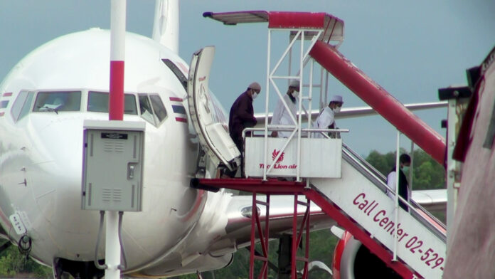 Men disembark from a Thai Lion Air plane that flew from Jakarta to Hat Yai International Airport April 6, 2020.
