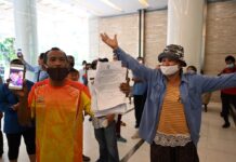 Chaos at Ministry as Protesters Demand 5,000 Baht Cash Relief