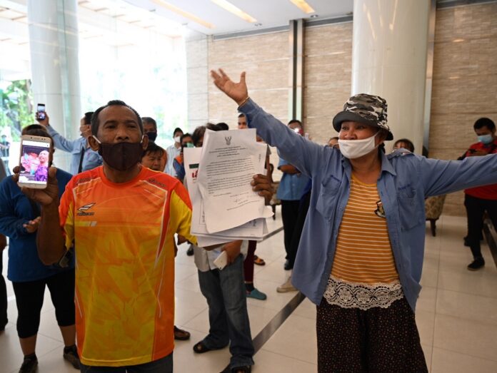 Protesters at the Ministry of Finance on April 14, 2020.