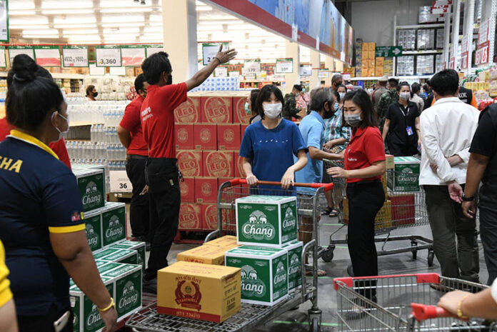 Shoppers crowd Makro’s Ram Intra branch to buy crates of alcohol on May 3, 2020.