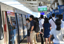 BTS Rules Out Opening Windows on Trains Commuters wait for a train at a BTS station.