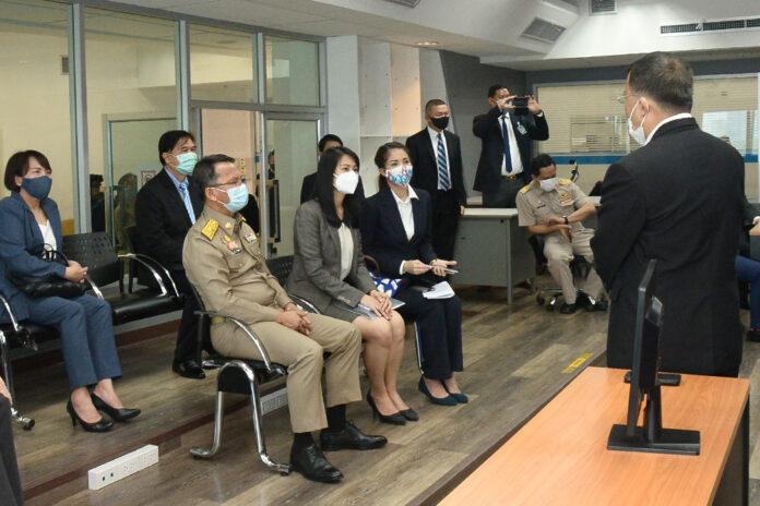 Phalang Pracharat MPs Patcharin Sumsiripong and Karnkanit Heawsantati, center, during their visit to the Ministry of Justice on May 18, 2020.