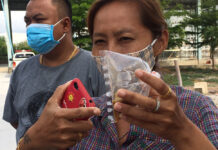 Bacteria Found in Dumplings That Killed One in Samut Prakan Thanu Changphuprangam's daughter shows a bag containing a piece of dumpling to the media on May 11, 2020.