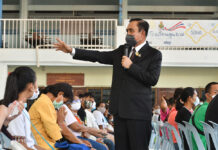 Emergency Decree to be Extended, No New Virus Case Reported Prime Minister Prayut Chan-o-cha during his visit to Wat Rakhang Khositaram to inspect COVID-19 relief measures on May 13, 2020.