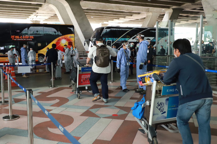 Thai returnees depart to a state quarantine facility on April 16, 2020. Thai returnees depart to a state quarantine facility on April 16, 2020.