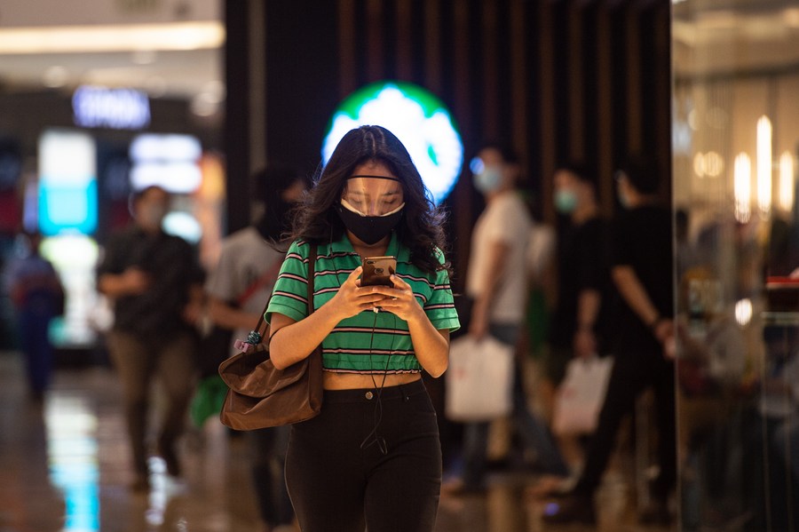 A woman wearing a face shield visits a reopened shopping mall in Jakarta, Indonesia, June 15, 2020. Photo: Veri Sanovri / Xinhua
