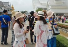 Business Guilds Advise Caution Over Coronavirus ‘Travel Bubble’ Tourists visit Wat Rong Kun in Chiang Rai province on Oct. 5, 2018.