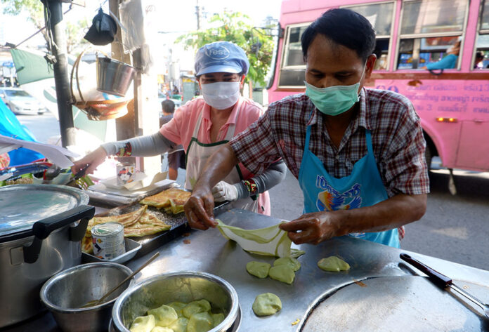 Pensri Uam-im and Teerapat Uam-im make rotis at Nang Linchi Roti Thai cart.