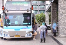 Police Seeking Arrest of Suspects for Quarantine Hotel Bribery Thai returnees arriving at a hotel in Chonburi province on May 27, 2020.