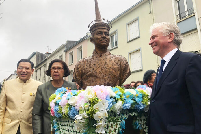 The statue of Kosa Pan during a ribbon cutting ceremony on Feb. 15, 2020. Photo: Royal Thai Embassy, Paris / Facebook