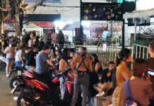 Pattaya Cops Take Aim at Nighttime Gathering in Pandemic People gathering on Soi Bua Khao in Pattaya City on June 24, 2020. Photo: Siamchon Newspaper