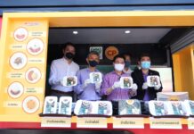 Deputy PM Joins CPF Food Truck Project to Hand out Free Meals