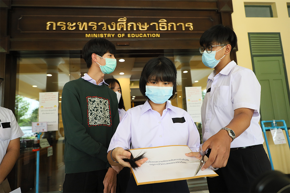 Student activists show the petition to the media.