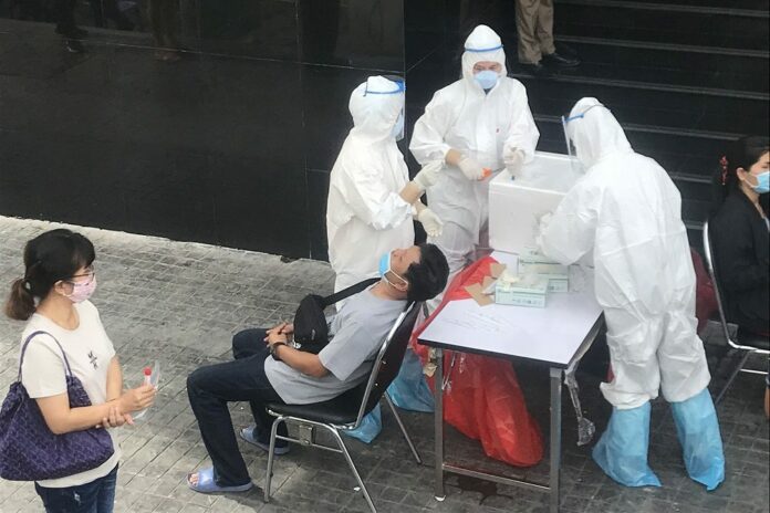 Rayong residents line up to take coronavirus tests on July 15, 2020. Rayong residents line up to take coronavirus tests on July 15, 2020.