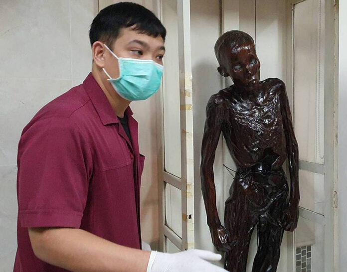 Volunteers transport Si Quey’s body from Siriraj Forensic Museum on the morning of July 23, 2020.